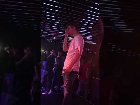 Видео: Денис Теофиков - Доведете ни без плач момичета