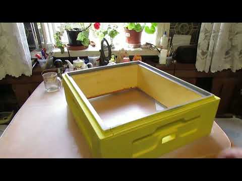 Видео: весенние работы на пасеке - установка прилетки и леткового заградителя на 10 рамочный магазин