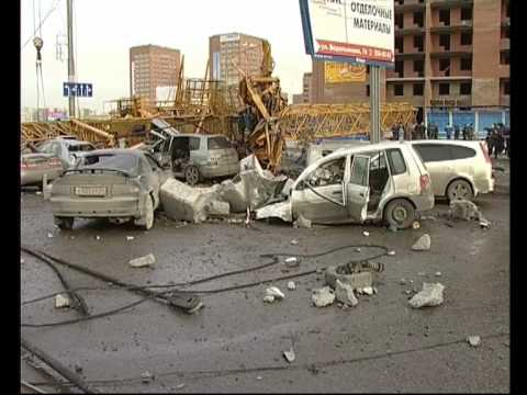 Видео: Кран упал на дорогу