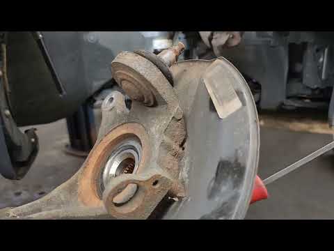 Видео: Замена переднего ступичного подшипника Honda Civic Coupe 2005 года