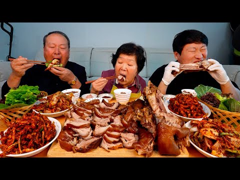 Видео: Джокбаль, вареные свиные ножки и свежее кимчи — шоу еды Mukbang