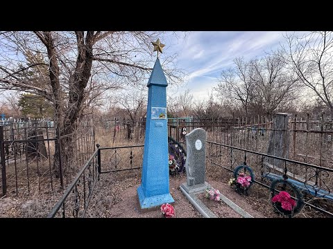 Видео: НА КЛАДБИЩЕ стало ОЧЕНЬ холодно, КОГДА Я ПОДОШЁЛ К ЭТОЙ МОГИЛЕ…