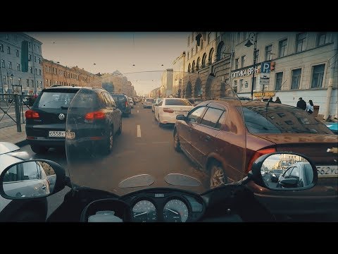 Видео: БЕЗОПАСНАЯ езда в пробке на МОТОЦИКЛЕ