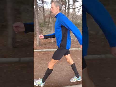 Видео: ОСНОВЫ ТЕХНИКИ БЕГА ДЛЯ НАЧИНАЮЩИХ. УЧИМСЯ ПРАВИЛЬНО БЕГАТЬ.