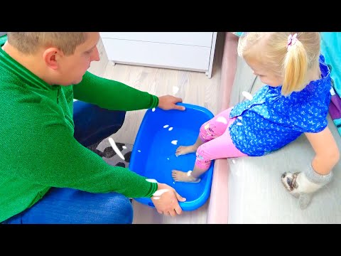 Видео: СОФИЯ ПРИТВОРЯЕТСЯ БОЛЬНОЙ. ПАПА ЛЕЧИТ СОФИЮ. СОФУНЬЯ ШАЛУНЬЯ