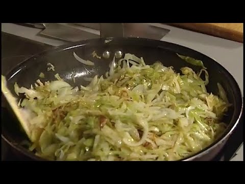 Видео: Тушеная капуста с копченостями