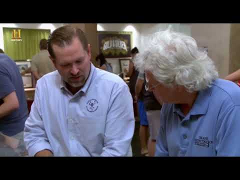 Видео: Дед принес реально позолоченный кольт