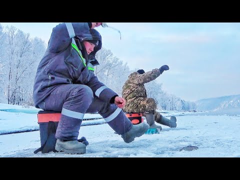 Видео: ЯМА ПОЛНА РЫБЫ! ОПАСНАЯ РЫБАЛКА НА КРАЮ ЛЬДИНЫ! Ловля хариуса зимой на припоях