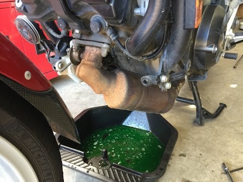 Видео: Замена охлаждающей жидкости мотоцикла — Honda NC750X