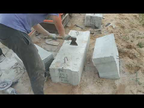 Видео: Как сломать блок ФБС при помощи болгарки, топора и кувалды