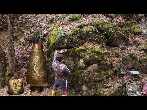 Видео: большое сокровище во рту лягушки