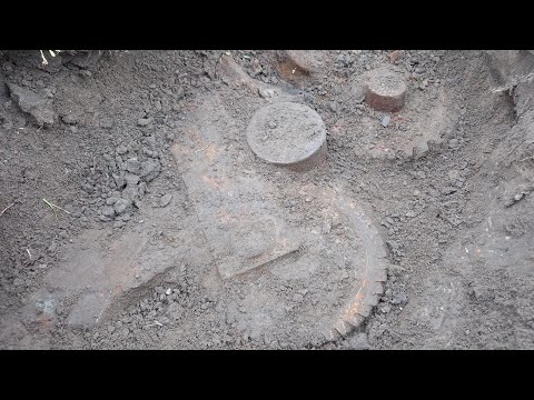 Видео: ШОКИРУЮШИЕ НАХОДКИ!!! На выбитом гараже.