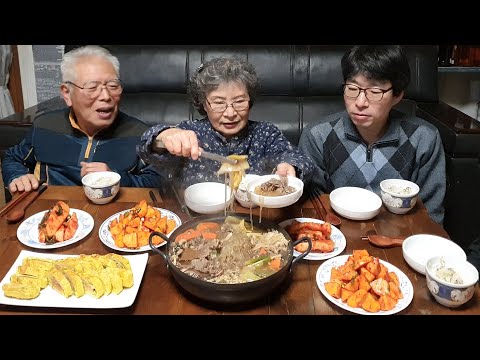 Видео: Горячее тушеное мясо бульгоги (яичный рулет, сладкая редис с хурмой) рецепт на холодную зиму