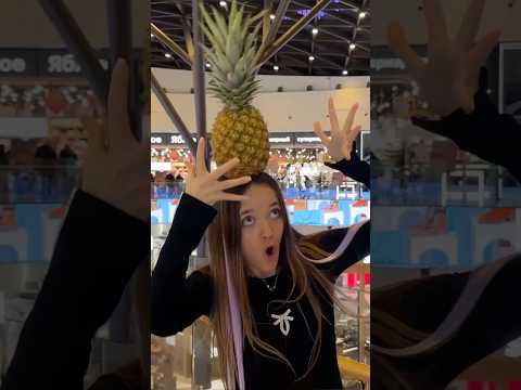 Видео: УРОНИЛА АНАНАС?!😳КВИНКА И ФИЛ ТАНЦУЮТ ПОД ЛЮБИМУ ПЕСНЮ ХЕЙТЕРА😂#роблокс #игры #смешное #квинка