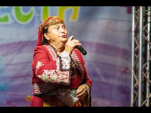 Видео: Валя Балканска пренесе в родопския фолклор зрителите в Добрич