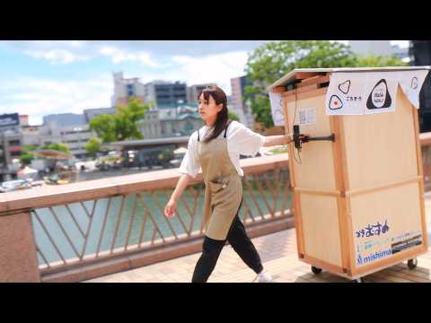 Видео: Домашние онигири, сделанные вручную ятай… Когда она выходит, все распродается за считанные минуты!