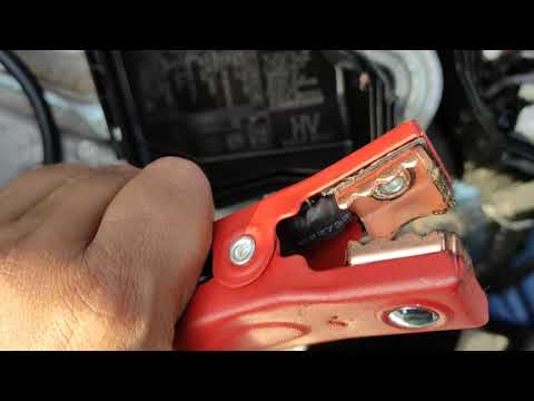 Видео: Как запустить Toyota Yaris Hybrid с разряженной вспомогательной батареей