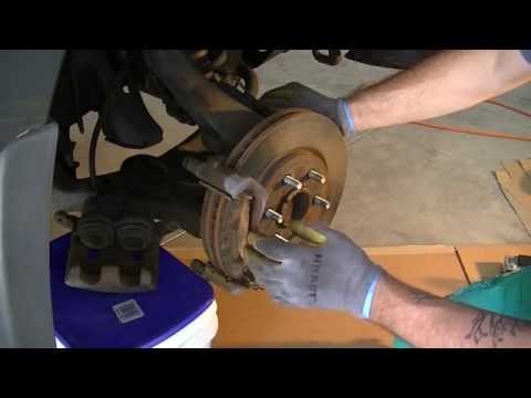 Видео: Как заменить передние тормозные колодки на Nissan Xterra/Pathfinder/Armada/Frontier