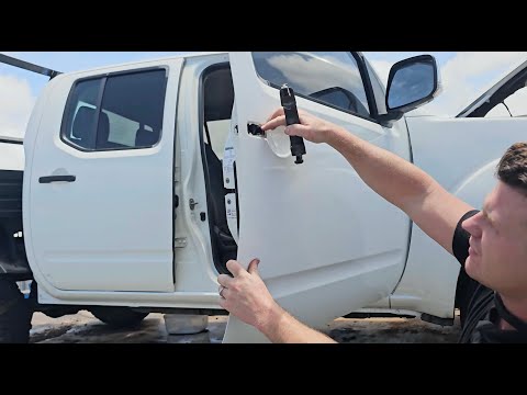Видео: Как снять и заменить внешнюю ручку двери Nissan Navara D40 (модели 2005–2015 гг.)
