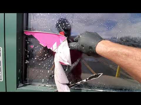 Видео: Как очистить стекло от наклейки .