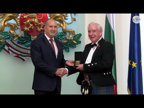 Видео: Румен Радев удостои с почетния знак на президента Антъни Лейдън