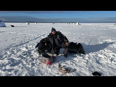 Видео: Зимняя рыбалка на Иваньковском водохранилище с ночевкой