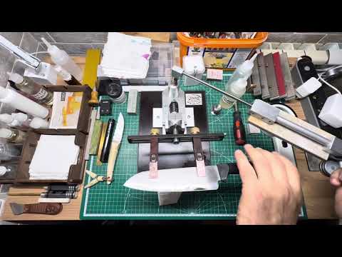 Видео: Заточка японского кухонного ножа на широком тяжелом камне без давления. 