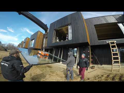 Видео: Мужики в ручную ставят большие стёкла