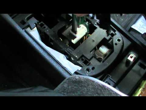 Видео: Снятие центральной консоли и ручки АКПП.Ниссан Тиида.