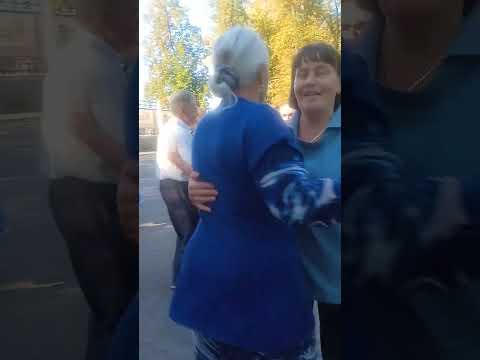 Видео: Танцы под гармонь в парке Гомеля