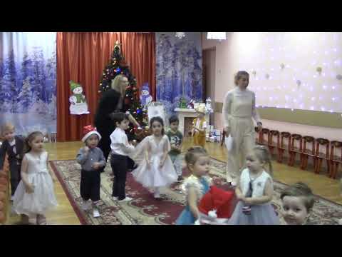 Видео: Первый новогодний утренник Ангелины с родителями