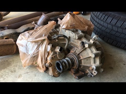 Видео: Снятие раздаточной коробки и соединений — снятие трансмиссии Chevy Tahoe