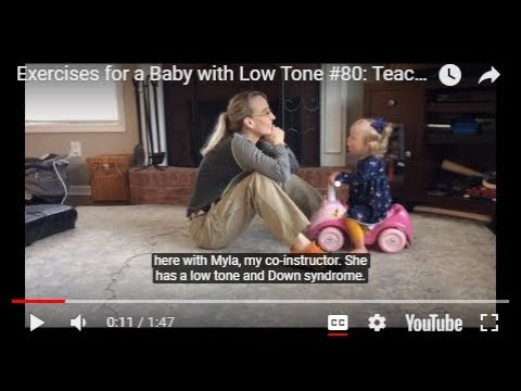 Видео: Упражнения для ребенка с низким тоном #80:  Езда на игрушечных машинках