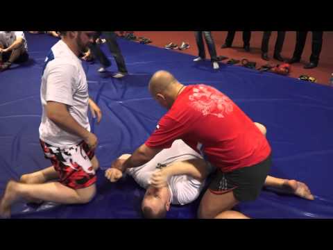 Видео: Семинар Федора Емельяненко. Как делать болевые приемы и как защищаться от них.