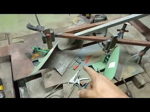 Видео: Самодельный плуг 2х28 на самодельный мини трактор.Чуток попробовал пахать.