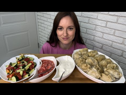 Видео: МУКБАНГ 14 ШТУК ЗА РАЗ? ДОМАШНИЕ МАНТЫ С КУРИЦЕЙ острый соус овощной салат