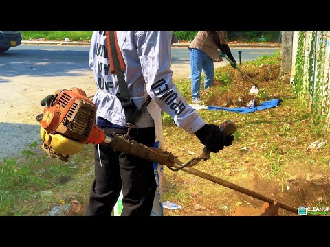 Видео: Вы не поверите, как эти двое мужчин чистят тротуары при температуре 42°C