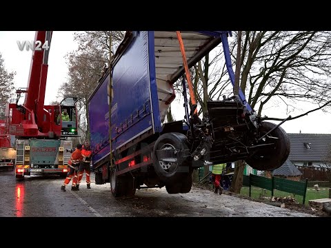 Видео: VN24 - Грузовик врезался в деревья - водителю очень повезло