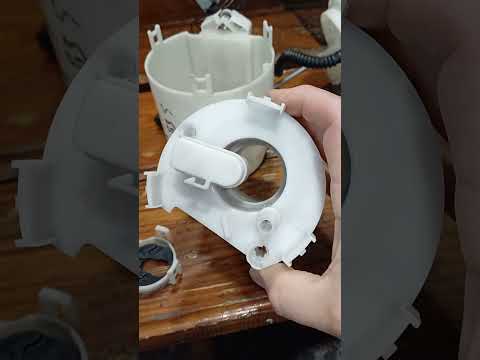 Видео: Замена топливного фильтра на сузуки свифт 5 поколения zc83s.