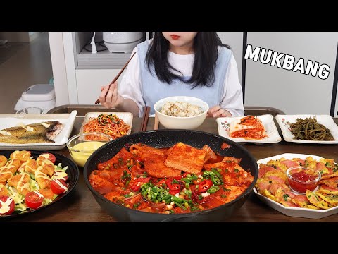 Видео: MUKBANG :) острый тушеный тофу, приправленные ростки фасоли, жареная камбала, куриные наггетсы.