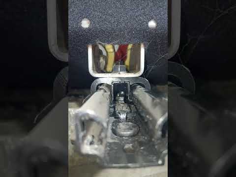 Видео: Mitsubishi Colt .Как сложить задний ряд сидений,при неисправном механизме открыванияРемонт механизма