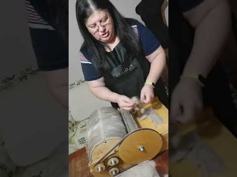 Видео: Продолжение "Работаем с шерстью Акиты".