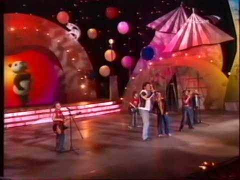 Видео: Непоседы и Олег Газманов "Танцуй пока молодой"