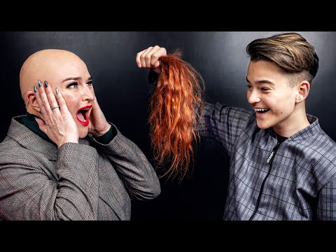 Видео: НАША УЧИЛКА ТЕПЕРЬ ЛЫСАЯ!!! ПРОИГРАЛА СПОР!!!