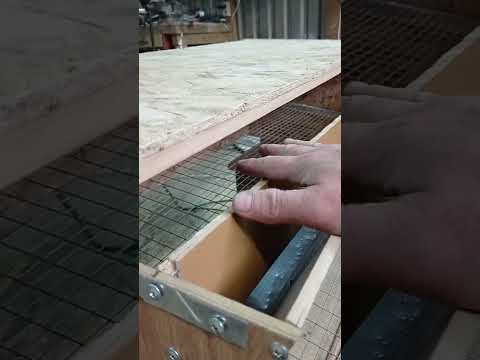 Видео: Изготовление не большой бункерной кормушки для перепелов.