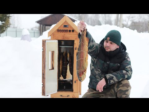 Видео: ФОРЕЛЬ ГОРЯЧЕГО КОПЧЕНИЯ В ДЕРЕВЯННОМ ДОМИКЕ