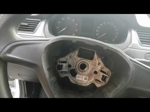 Видео: Как снять руль на Skoda rapid? Ставлю кожаный руль. DIY
