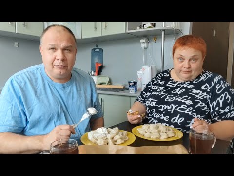 Видео: А Васька слушает, да ест! Пельменей налопалась, ПЛЮШКАМИ БАЛУЕМСЯ! Семейный МУКБАНГ