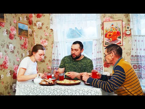 Видео: ЖИЗНЬ ВДАЛИ ОТ ЦИВИЛИЗАЦИИ | КАК УСТРОЕН БЫТ В СОВРЕМЕННОЙ ДЕРЕВНЕ | СОЧНЫЕ МАНТЫ СО СВИНИНОЙ