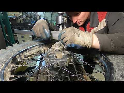 Видео: Ремонт колеса мотоцикла Эндуро